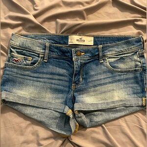 Hollister shorts, used but in great condition.